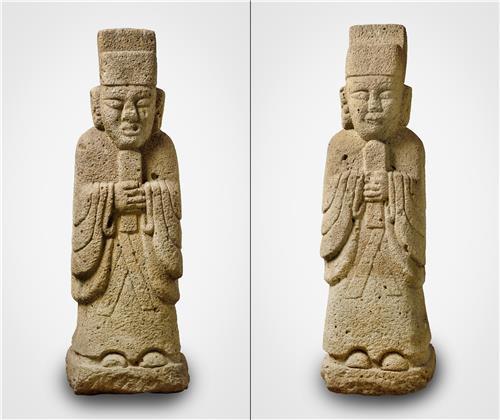 These undated photos provided by the Overseas Korean Cultural Heritage Foundation show a pair of Joseon Dynasty statues of civil officials that will be returned from Germany to South Korea in March. (Yonhap)