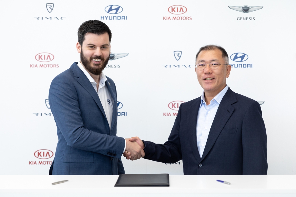 In this photo taken on May 13, 2019, and provided by Hyundai Motor Group, the Korean auto group's Executive Vice Chairman Chung Euisun (R) shakes hands with Rimac CEO Mate Rimac after signing a strategic pact at the Croatian high-performance electric carmaker's headquarters in Zagreb. (Yonhap)