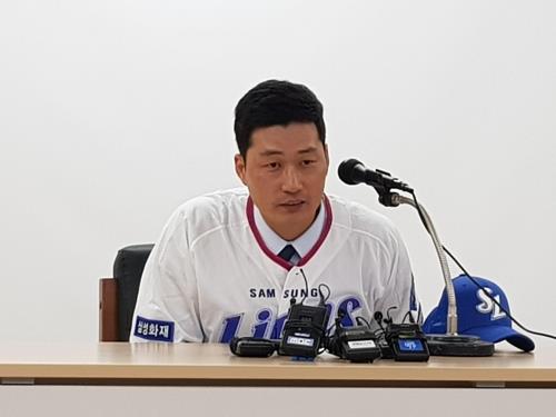 Oh Seung-hwan of the Samsung Lions speaks at his introductory press conference at Daegu Samsung Lions Park in Daegu, 300 kilometers southeast of Seoul, on Aug. 10, 2019. (Yonhap)