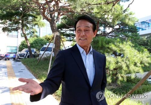 Former police detective Ha Seung-kyun speaks to reporters at the Gyeonggi Nambu Provincial Police Agency in Suwon, south of Seoul, on Sept. 19, 2019. (Yonhap)
