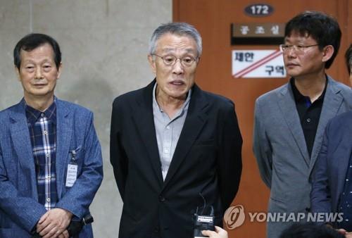 Novelist Hwang Sok-yong (C) speaks to reporters at the National Assembly in Seoul on Oct. 7, 2019, after reading a statement in support of Justice Minister Cho Kuk. (Yonhap)