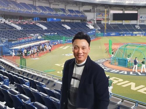Former South Korean baseball player Lee Seung-yuop poses for a picture at ZOZO Marine Stadium in Chiba, Japan, on Nov. 10, 2019. Lee is in Japan as a South Korean television analyst for the World Baseball Softball Confederation (WBSC) Premier12. (Yonhap)