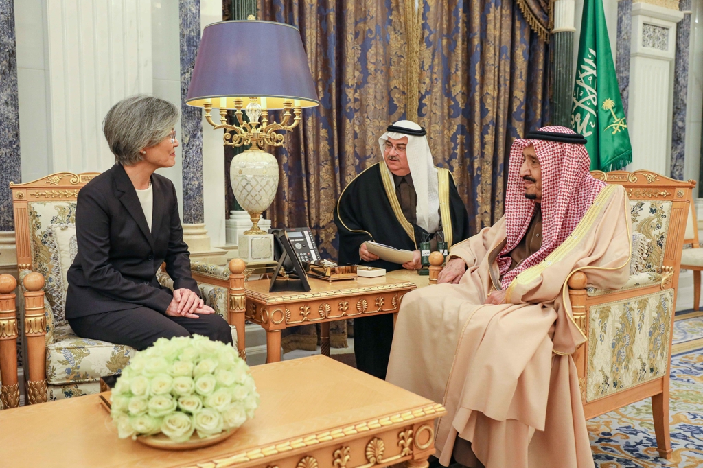 Foreign Minister Kang Kyung-wha (L) speaks with Saudi Arabia's King Salman bin Abdul Aziz Al Saud (R) at the Royal Court in Riyadh, Saudi Arabia, in this photo provided by Seoul's foreign ministry on Dec. 18, 2019. (PHOTO NOT FOR SALE) (Yonhap)