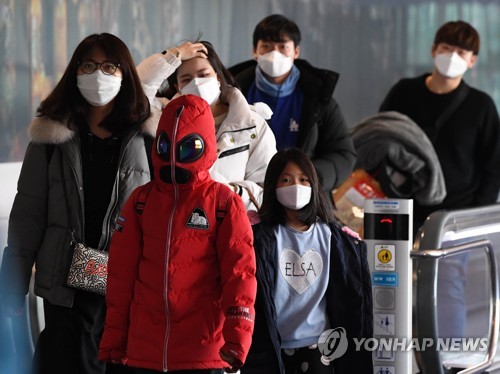 Passengers wearing facial masks arrive at the Incheon airport, west of Seoul, on Jan. 29, 2020, from the Chinese city of Tianjin. (Yonhap)