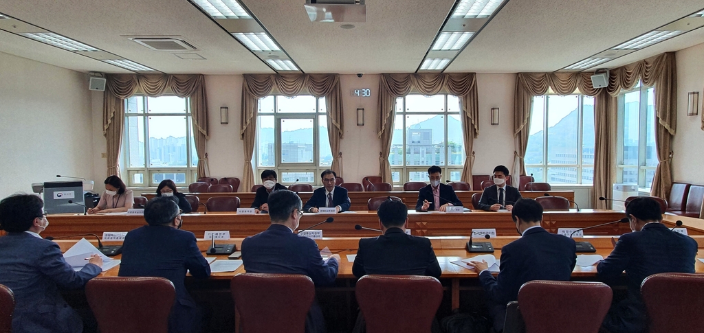 Government officials hold a session of a task force to discuss ways to expand humanitarian trade with Iran at the foreign ministry in Seoul on June 5, 2020, in this photo provided by the ministry. (Yonhap)
