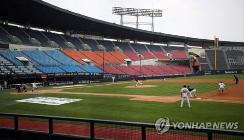 This file photo, from May 31, 2020, shows a Korea Baseball Organization regular season game between the Doosan Bears and the Lotte Giants being played without fans at Jamsil Baseball Stadium in Seoul. (Yonhap)