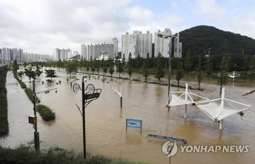 A riverside park is submerged in Busan, where torrential rains of up to 80 millimeters per hour unleashed chaos on July, 23, 2020. (Yonhap)