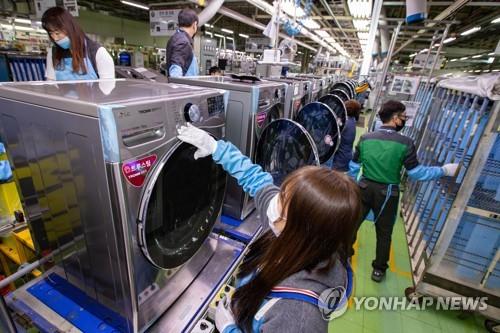 This photo provided by LG Electronics Inc. on April 10, 2020, shows workers at the company's dryer manufacturing plant in Changwon, South Korea. (PHOTO NOT FOR SALE) (Yonhap) 
