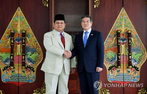 Defense Minister Jeong Kyeong-doo (R) and his Indonesian counterpart, Prabowo Subianto, shake hands ahead of their bilateral talks in Jakarta, Indonesia, on Dec. 12, 2019, in this photo provided by Jeong's office. (PHOTO NOT FOR SALE) (Yonhap)