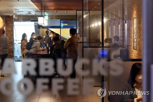 Visitors pack a cafe in Seoul on Sept. 14, 2020, the first day of the easing of toughened social distancing guidelines, as the number of new COVID-19 cases noticeably declined. Over the past two weeks, only takeout was available at cafes, while restaurants could only serve takeout and delivery after 9 p.m. amid the spreading virus. (Yonhap)