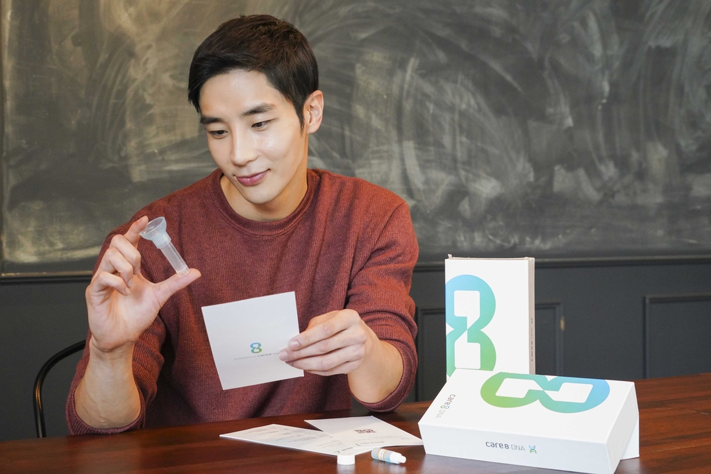 A model showcases the genetic testing kit used in SK Telecom Co.'s health care service care8 DNA, in this photo provided by the company on Sept. 21, 2020. (PHOTO NOT FOR SALE)(Yonhap)
