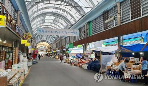 With the Chuseok holiday just a week away, shoppers can hardly be seen at Joongang Market in Jeonju, southwestern South Korea, on Sept. 22, 2020. (Yonhap)