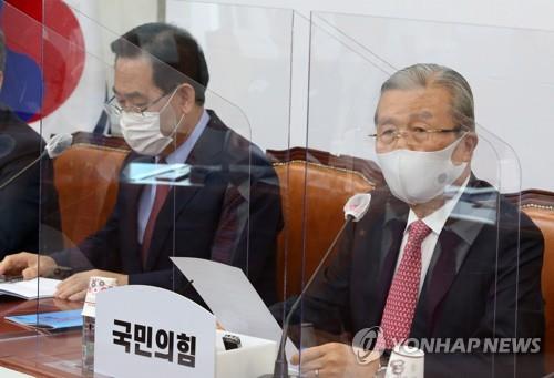 People Power Party's interim leader Kim Chong-in (R) attends a party meeting on Sept. 24, 2020. (Yonhap)