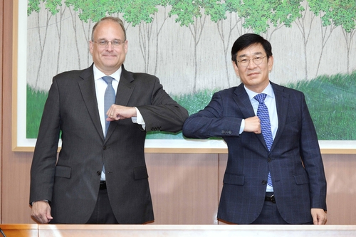 Marshall Billingslea, special U.S. presidential envoy for arms control (L), and Ham Sang-wook, deputy foreign minister for multilateral and global affairs, pose for photo with an elbow bump ahead of their bilateral meeting at the foreign ministry in Seoul in this photo provided by the ministry Sept. 28, 2020. (PHOTO NOT FOR SALE) (Yonhap)