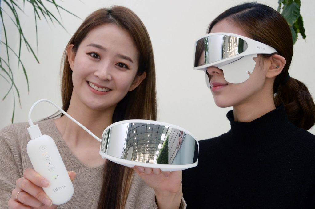 This photo provided by LG Electronics Inc. on Oct. 21, 2020, shows models promoting LG's new eye skin care device. (PHOTO NOT FOR SALE) (Yonhap)