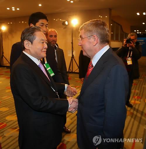 In this Sept. 10, 2013, file photo provided by Samsung, Lee Kun-hee (L), chairman of Samsung and a member of the International Olympic Committee (IOC), shakes hands with Thomas Bach, then IOC vice president, during the 125th IOC Session in Buenos Aires. (PHOTO NOT FOR SALE) (Yonhap)