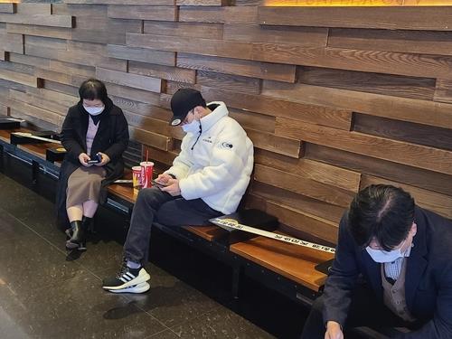 This photo, taken Nov. 24, 2020, shows visitors consuming drinks in the lobby of a movie theater in Seoul. (Yonhap) 