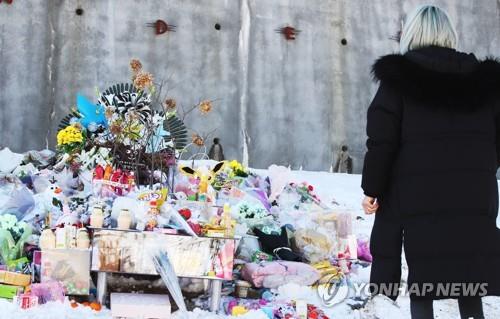 Flowers and gifts are laid on the grave of Jung-in at a cemetery party in Gyeonggi Province on Jan. 7, 2021 (Yonhap)