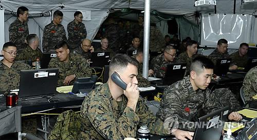 This file photo provided by the Marine Corps on March 19, 2015, shows South Korean and U.S. service members conducting a combined command post exercise. (Yonhap)