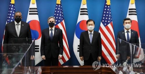 (From L) U.S. Defense Secretary Lloyd Austin and U.S. Secretary of State Antony Blinken pose for a photo with South Korean Foreign Minister Chung Eui-yong and South Korean Defense Minister Suh Wook as they hold talks in Seoul on March 18, 2021. (Pool photo) (Yonhap)