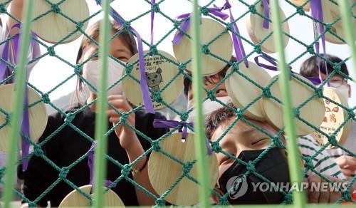 Children smile during an art class at an elementary school in Jangseong County, South Jeolla Province, on June 7, 2021. (Yonhap)