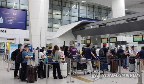 In this photo provided by the South Korean Embassy in New Delhi, South Korean residents in India go through departure procedures at Indira Gandhi International Airport in India's capital city on May 17, 2021, to return home on a chartered plane from the COVID-19-ravaged country. (PHOTO NOT FOR SALE) (Yonhap)