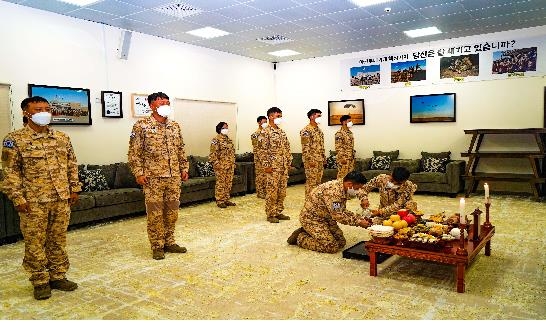 Service members of South Korea's Akh unit in the United Arab Emirates hold a joint memorial ceremony for ancestors to mark the Chuseok holiday in this photo provided by the Joint Chiefs of Staff. (PHOTO NOT FOR SALE) (Yonhap) 