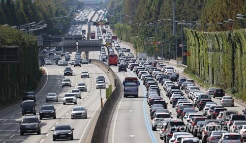 Heavy traffic clogs the southbound lanes on the Gyeongbu Expressway, which links Seoul to Busan, in southern Seoul, on Sept. 20, 2021, as many people hit the road ahead of the traditional holiday of Chuseok. (Yonhap)