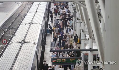 People arrive at Seoul Station on Sept. 21, 2021, after visiting their hometowns during the Chuseok holiday. (Yonhap)