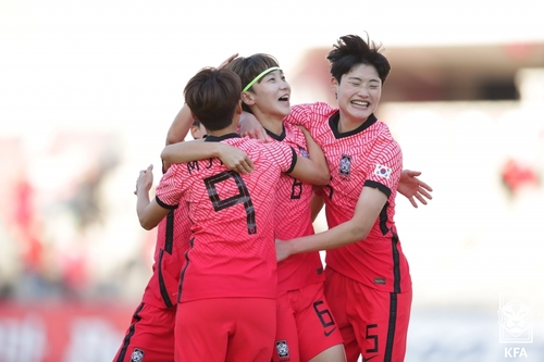 Lim Seon-joo of South Korea (C) is mobbed by her teammates after scoring a goal against New Zealand in the teams' friendly football match at Goyang Stadium in Goyang, Gyeonggi Province, on Nov. 27, 2021, in this photo provided by the Korea Football Association. (PHOTO NOT FOR SALE) (Yonhap)