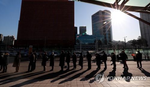People wait in line to receive tests at a COVID-19 testing station in Seoul on Feb. 23, 2022, when the country reported a record high of 171,452 new cases. (Yonhap)
