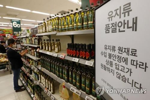 A sign set up at a discount chain outlet in Seoul on May 16, 2022, shows cooking oil products are sold out. (Yonhap)