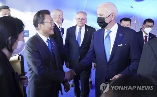 President Moon Jae-in (L) talks with U.S. President Joe Biden on the sidelines of the G-20 summit in Rome on Oct. 30, 2021. (Yonhap)