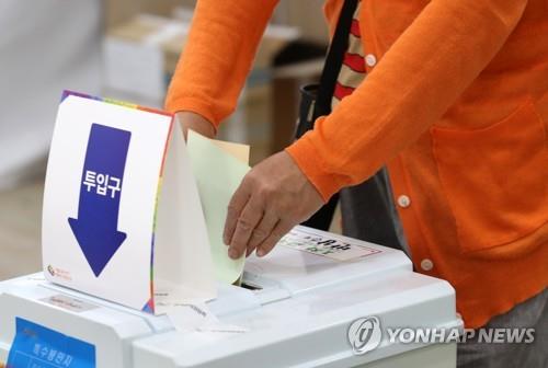 A voter casts his ballots in the local elections at a polling station in Seoul on June 1, 2022. (Yonhap)