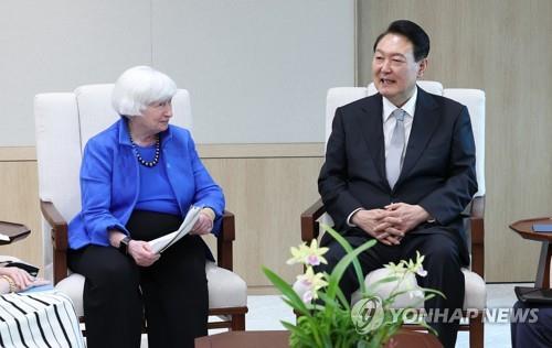 South Korean President Yoon Suk-yeol (R) talks with visiting U.S. Treasury Secretary Janet Yellen at his office in Seoul on July 19, 2022. (Yonhap)