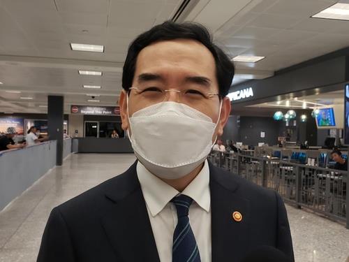 Industry Minister Lee Chang-yang speaks to reporters after arriving at Washington Dulles International Airport in Virginia on Sept. 20, 2022. (Yonhap)
