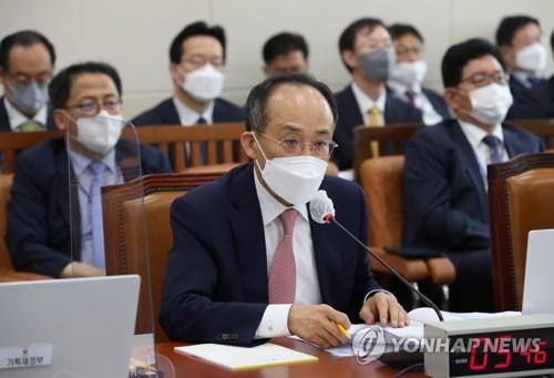 Finance Minister Choo Kyung-ho speaks during a parliamentary audit session in Seoul on Oct. 4, 2022. (Yonhap)
