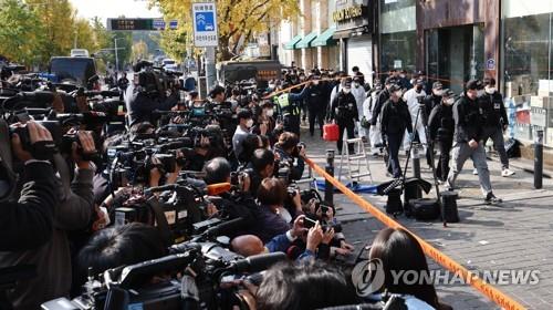 National forensic and police officers inspect the site of the deadly crowd crush in Seoul's Itaewon district on Oct. 31, 2022. (Yonhap)