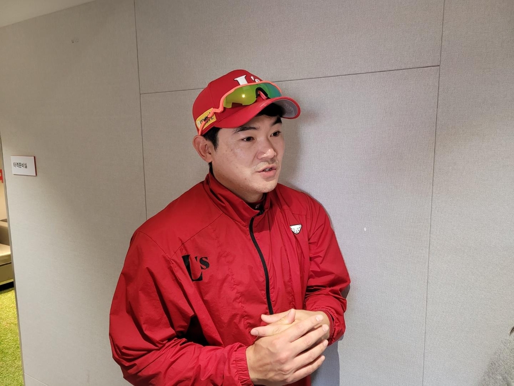 SSG Landers pitcher Noh Kyung-eun speaks to reporters at Incheon SSG Landers Field in Incheon, 30 kilometers west of Seoul, on Nov. 8, 2022, prior to Game 6 of the Korean Series against the Kiwoom Heroes. (Yonhap)
