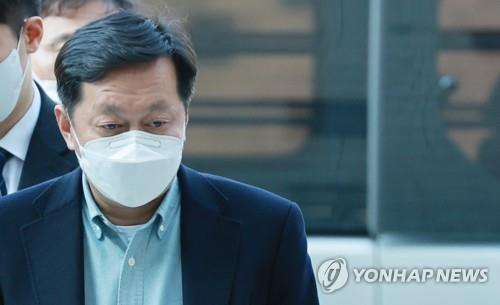 Jeong Jin-sang, a vice chief of staff to Democratic Party Chairman Lee Jae-myung, enters the Seoul Central District Court to attend his arrest warrant hearing on Nov. 18, 2022. (Yonhap)