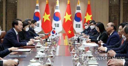 South Korean President Yoon Suk-yeol (L) and his Vietnamese counterpart, Nguyen Xuan Phuc (3rd from R), hold talks at the presidential office in Seoul on Dec. 5, 2022. Phuc is on a three-day state visit at Yoon's invitation on the occasion of the 30th anniversary of diplomatic relations between the two countries. (Pool photo) (Yonhap)