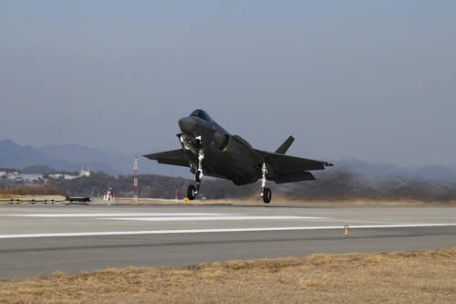 A South Korean F-35A fighter takes off at an air base in Cheongju, 140 kilometers south of Seoul, to join combined air drills with the United States on Feb. 3, 2023, in this photo released by the South's Air Force. (PHOTO NOT FOR SALE) (Yonhap)