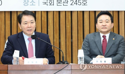 Sung Il-jong (L), policy chief of the ruling People Power Party (PPP), speaks during a policy consultation meeting with government officials, including Land, Infrastructure and Transport Minister Won Hee-ryong (R), regarding the cargo transport industry at the National Assembly in Seoul on Feb. 6, 2023. (Yonhap)