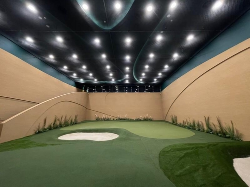 The Approach, a short game golf studio made through the renovation of CJ CGV Songpa's auditorium in southeastern Seoul, is seen in this photo provided by multiplex operator CJ CGV. (PHOTO NOT FOR SALE) (Yonhap)