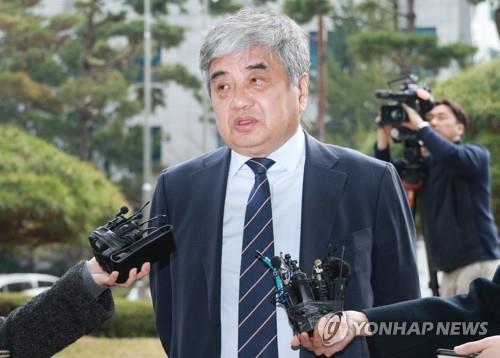 Han Sang-hyuk, chairman of the Korea Communications Commission, answers reporters' questions before attending his arrest warrant hearing at the Seoul Northern District Court in the capital on March 29, 2023. (Yonhap)