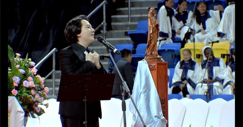 South Korean popera tenor Lim Hyung-joo is seen performing at the closing event after a Mass presided over by Pope Francis at the Steppe Arena in Ulaanbaatar on Sept. 3, 2023, in this photo provided by his agency, DGNcom. (PHOTO NOT FOR SALE) (Yonhap)