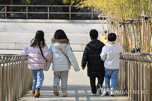 This file photo shows children walking at a museum in Seoul on Jan. 31, 2024. (Yonhap)