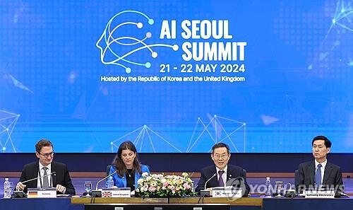 South Korea's Science Minister Lee Jong-ho (2nd from R) and British Secretary of State for Science, Innovation and Technology, Michelle Donelan (2nd from L) attend the AI Seoul Summit on May 22, 2024, in this photo provided by Lee's office. (PHOTO NOT FOR SALE) (Yonhap)