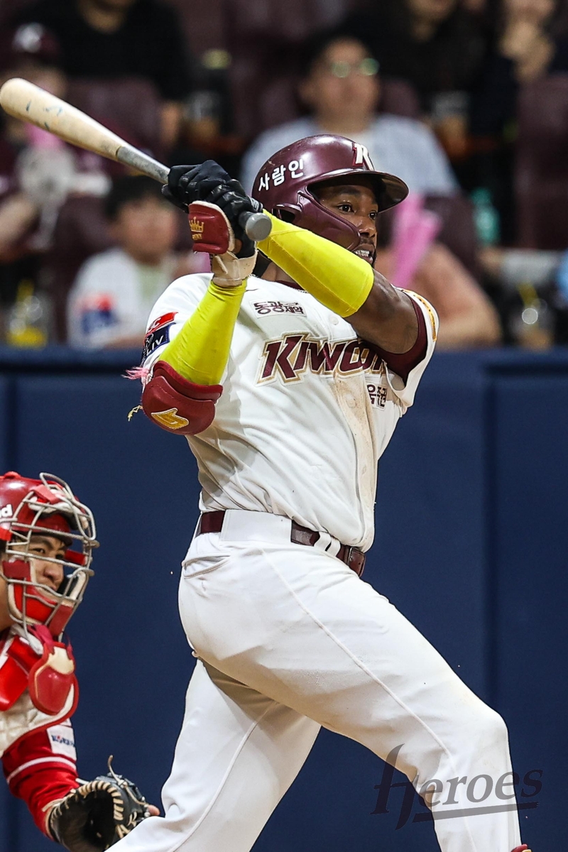 Ronnie Dawson of the Kiwoom Heroes hits a single against the SSG Landers during a Korea Baseball Organization regular-season game at Gocheok Sky Dome in Seoul on May 19, 2024, in this photo provided by the Heroes. (PHOTO NOT FOR SALE) (Yonhap)