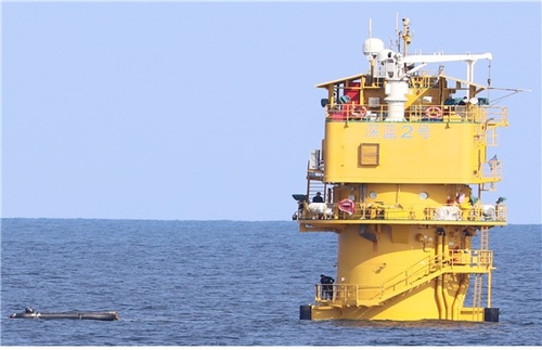 Chinese personnel are visible on a structure installed by Beijing in the Provisional Maritime Zone (PMZ) in the Yellow Sea, in this photo released by Rep. Yi Byeong-jin of the ruling Democratic Party on Oct. 22, 2025. (PHOTO NOT FOR SALE) (Yonhap)